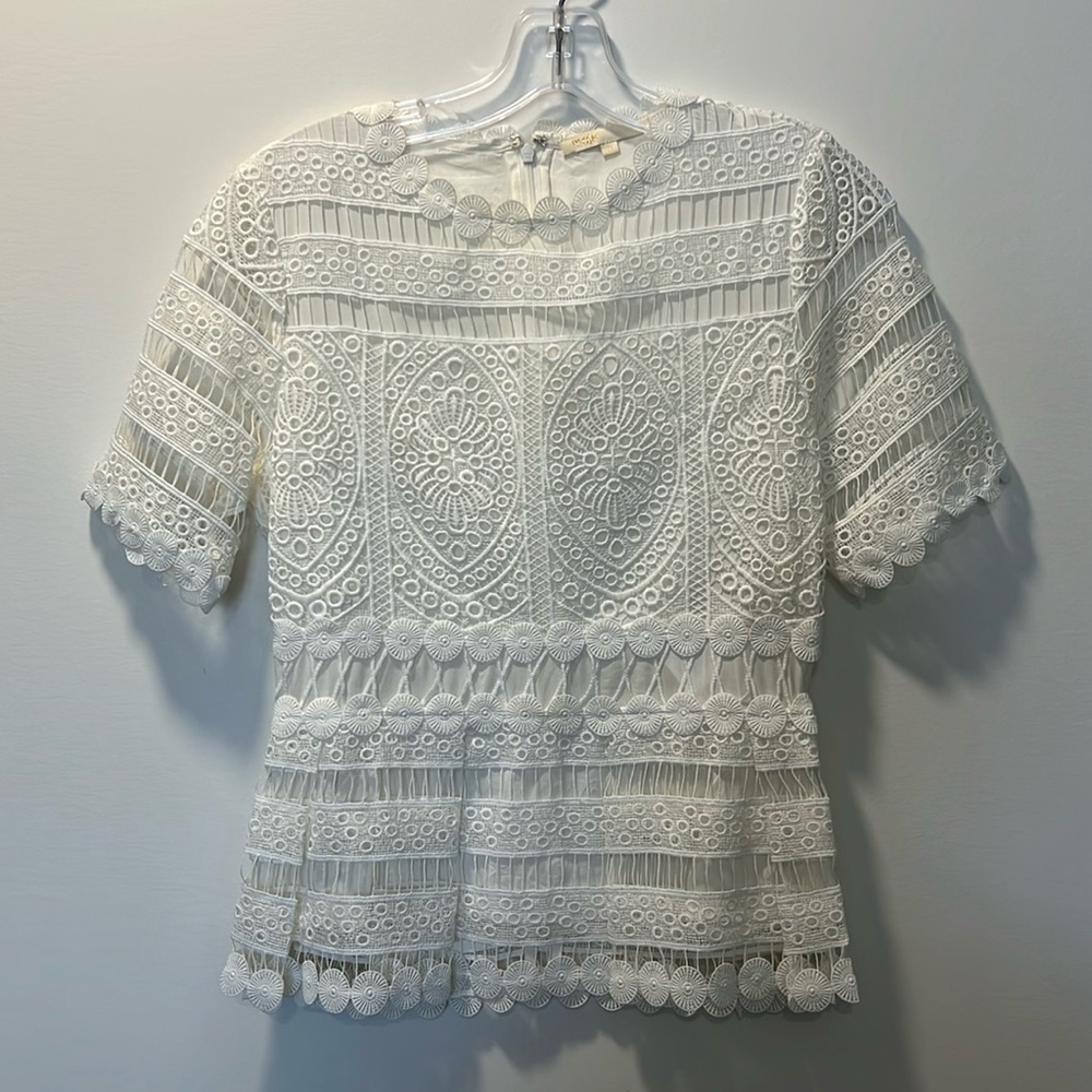 White lace overlay short sleeve peplum style shirt top